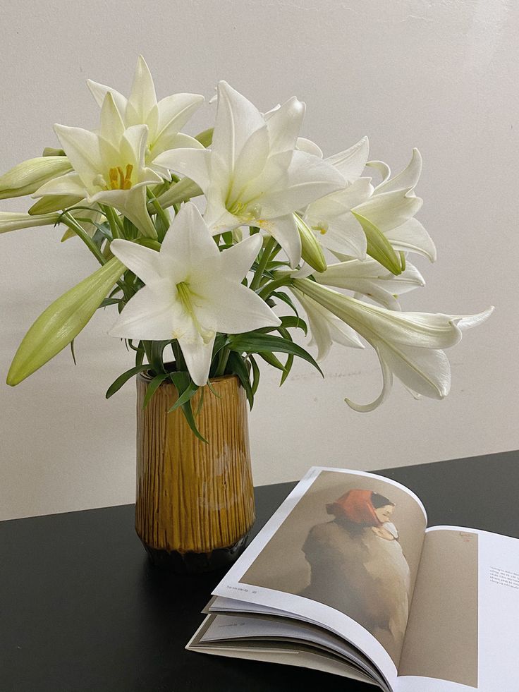 Giỏ hoa lily trắng